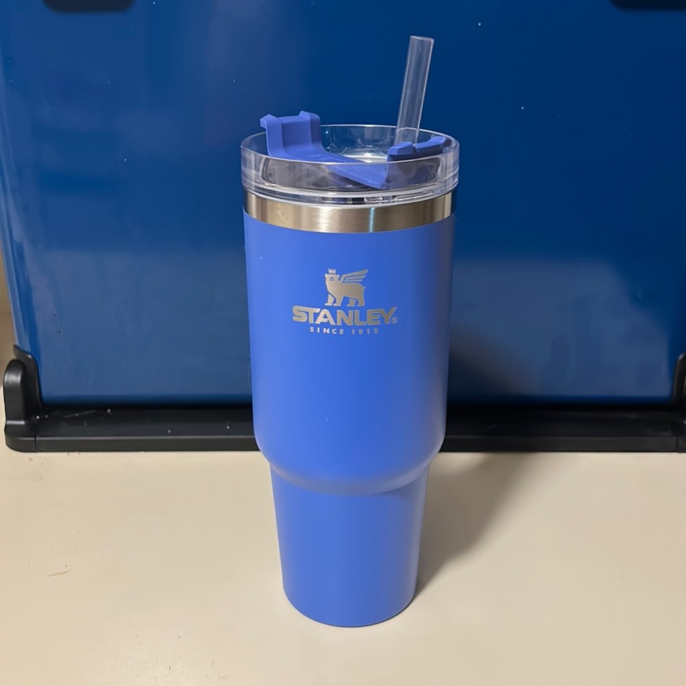 New Stanley 30 ounce stainless steel Adventure Quencher